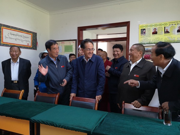 2018年8月，全国政协民族和宗教委员会“藏传佛教人才培养”调研组在西藏佛学院调研(2)