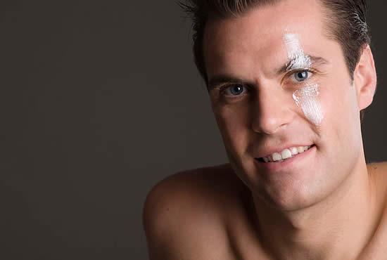 男性的眼角纹是怎么形成？该如何去除？