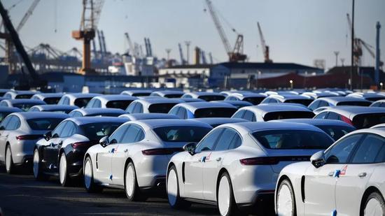 ▲特朗普威胁“要对进入美国的每一辆欧盟汽车加征25%的关税”。