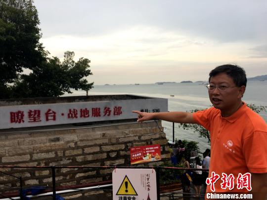 胡里山炮台文化旅游开发有限公司总经理翁鹭向记者介绍瞭望台的历史变迁。杨伏山 摄