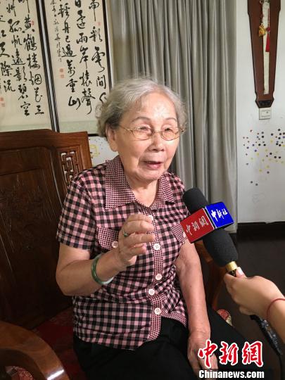 当年对台前线广播站闽南语普通话双语播音员陈斐斐在家中接受记者采访。杨伏山 摄