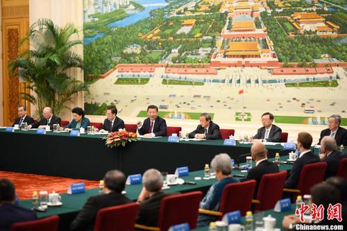 资料图：2017年10月30日，中国国家主席习近平在北京人民大会堂会见清华大学经济管理学院顾问委员会海外委员和中方企业家委员。<a target='_blank' href='http://www.chinanews.com/'>中新社</a>记者 盛佳鹏 摄