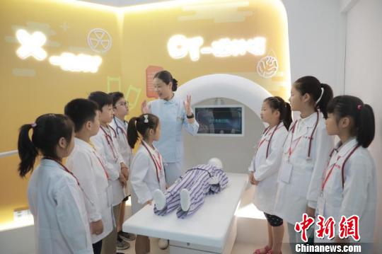 各种高仿真医学器材，如B超仪器、CT仪器以及X-ray仪器让“见习小医生”们大开眼界?！≤缝?摄