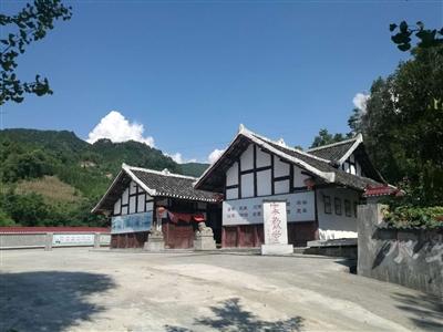 这家族准大学生上学前先到祠堂背家训 发600笔墨费