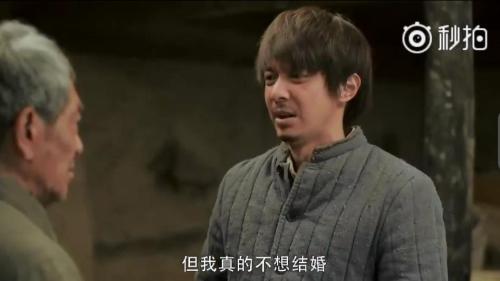 视频截图:剧中男主角的造型 点击进入下一页