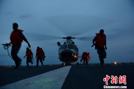 夜间起飞前撤去系留固定?！±从览?摄