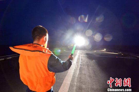 芜湖舰舰载直升机进行多个架次的夜间着舰训练。　张海龙 摄