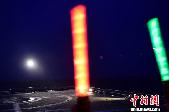 引导员引导直升机进行夜间着舰训练?！±从览?摄