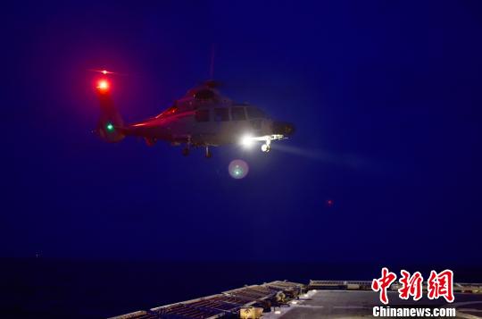 直升机飞离甲板?！±从览?摄