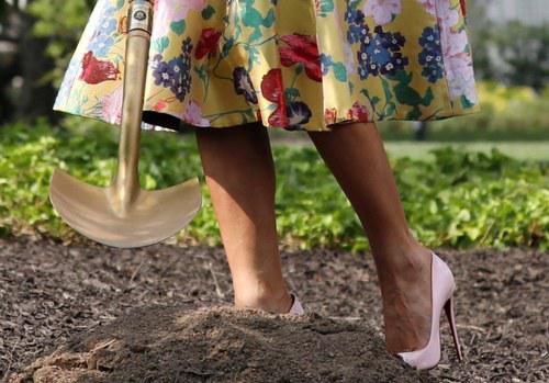 梅拉尼娅的高跟鞋引发网友关注(图源:路透社)