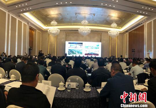 8月28日，青冀浙闽渝五省市林业部门负责人在西宁举行的全国推进大规模国土绿化现场会上“晒”出国土绿化“成绩单”，“过招”扮靓绿水青山经验。图为会议现场?！÷拊婆?摄