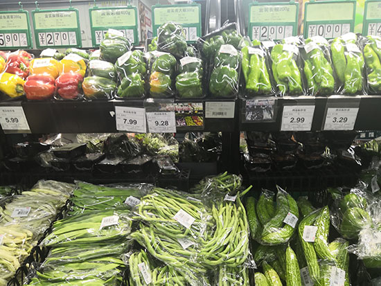 北京市朝阳区某超市内的蔬菜摊位 北京市朝阳区某超市内的蔬菜摊位