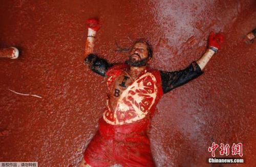 消耗145吨番茄弹药！西班牙民众迎番茄节狂欢