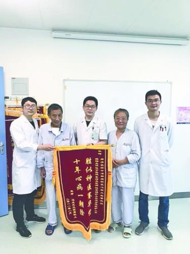 患者康复后感谢医生(中为程才) 点击进入下一页