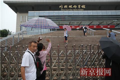 工地收通知书小哥北大报到:免费乘飞机 免学费