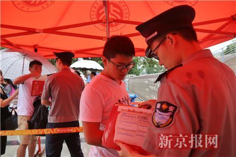 工地收通知书小哥北大报到:免费乘飞机 免学费