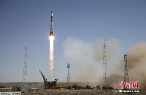 资料图:俄罗斯“进步M-28M”号货运飞船从拜科努尔航天发射场发射升空。 点击进入下一页