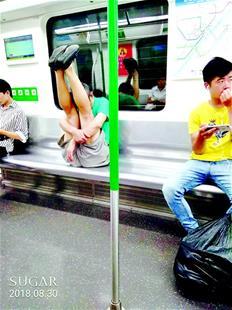 白发老人地铁上晨练 高难动作让人捏把汗