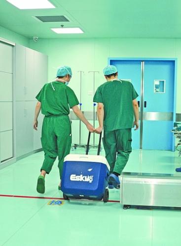 从青岛来的供心抵达同济医院手术室 
 通讯员陶继东 齐剑东 摄 点击进入下一页