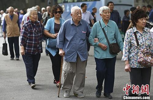 资料图：退休教师们参加活动。 <a target='_blank' href='http://www.chinanews.com/'>中新社</a>记者 泱波 摄