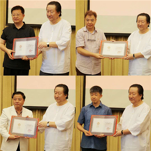 杨晓阳为曾来德、邹涛、屠新时、叶欣颁发证书