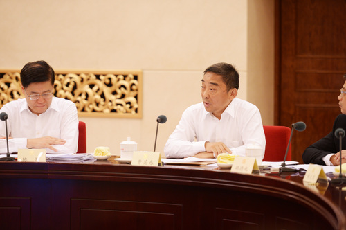 曹其东委员发言。