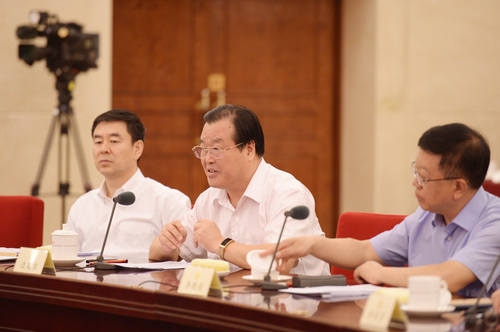 边发吉委员发言。