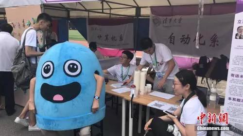 清华大学迎新现场。 冷昊阳 摄