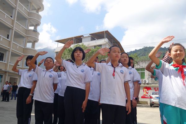 图3：岩山中学复办后学生第一次参加升旗仪式