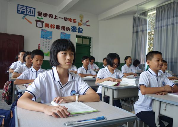 图4：岩山中学复办后学生第一次参加升旗仪式