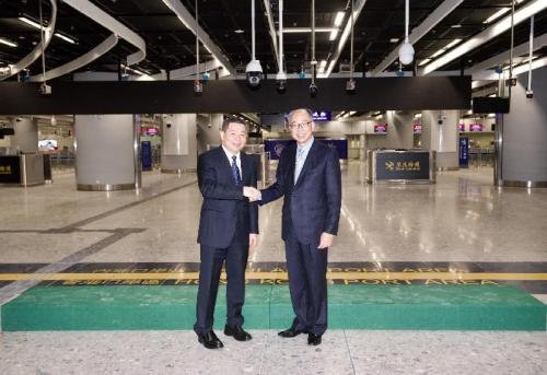 运输及房屋局局长陈帆(右)和广东省人民政府副秘书长林积(左)9月3日在西九龙站举行的内地口岸区启用仪式上合照。图片来源:香港特区政府新闻公报 点击进入下一页