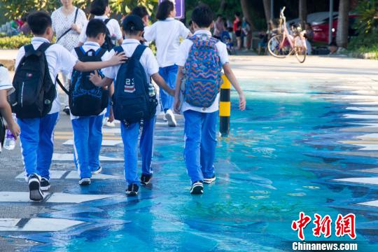 学生在?？谑滋?D斑马线上通过?！×栝?摄