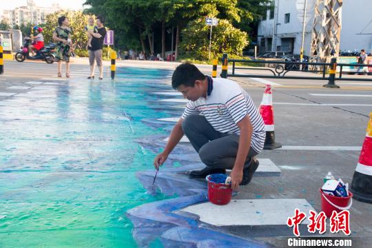 海口首条3D斑马线施工员在做最后的收尾工作?！×栝?摄