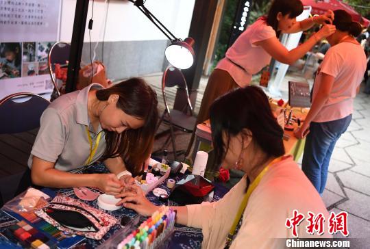 台湾文创设计师和音乐创作者在该基地举办音乐市集。记者刘可耕 摄