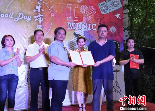 现场举行闽台对接企业签定策略联盟合作意向书仪式。记者刘可耕 摄