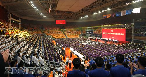 (浙江大学开学典礼现场 浙江大学官方网站)  点击进入下一页