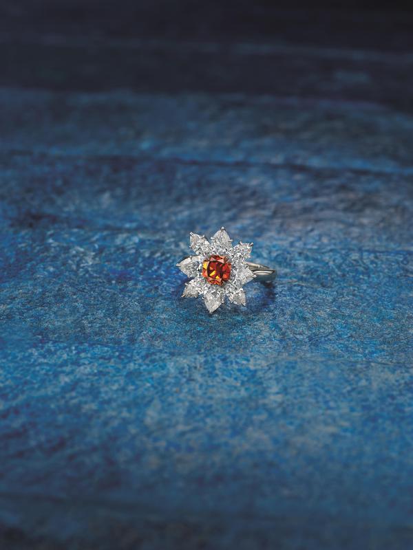 希望之火──The Ember珍罕1.26克拉天然彩红橘色钻石配钻石戒指 希望之火──The Ember珍罕1.26克拉天然彩红橘色钻石配钻石戒指