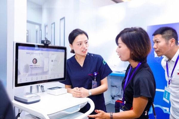 用户现场体验升级版微医通，远程连线家庭医生