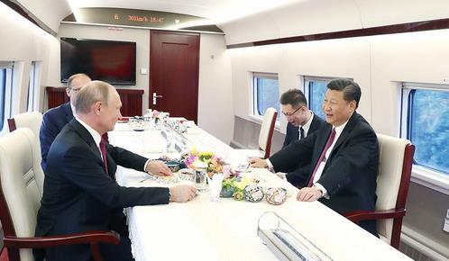 2018年6月8日，习近平同普京共同乘坐高铁前往天津。来源：新华网