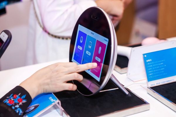 用户现场体验微医通全新家庭智能健康终端F1S进行在线问诊 用户现场体验微医通全新家庭智能健康终端F1S进行在线问诊