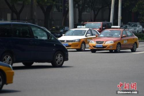 资料图：在路上行驶的出租车。<a target='_blank' href='http://www.chinanews.com/' >中新网</a>记者 金硕 摄