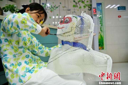 护士手绘动漫头模为放疗小朋友“减压”