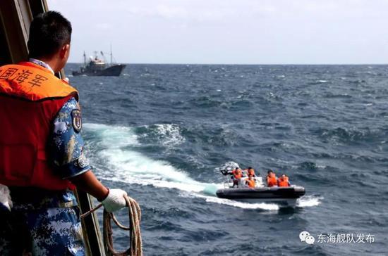 中国渔船在黄海翻扣11人落水 东部战区派战舰营救