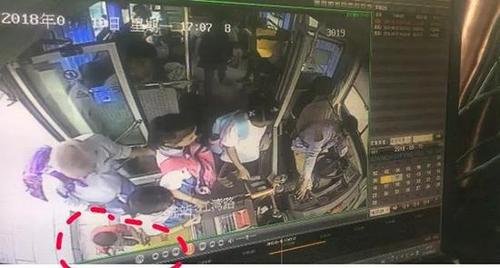 萌娃逃离幼儿园爬上公交车:要跟喜欢的女孩回家