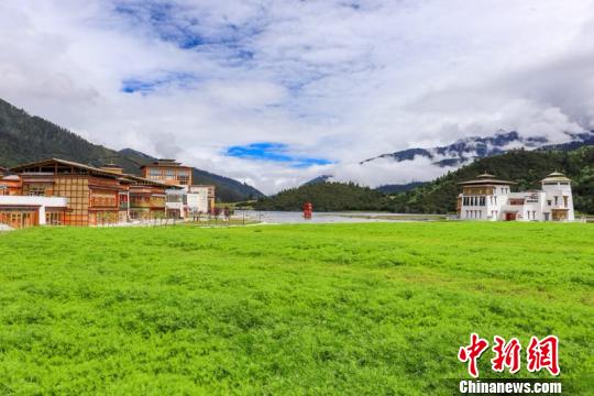 图为9月11日，风景如画的国际旅游小镇鲁朗。　鲁朗景区管委会 摄