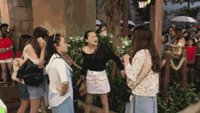 夫妻在迪士尼顺走别人童车:要放包 有孩子了不起啊