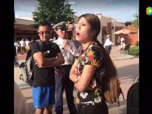 夫妻在迪士尼顺走别人童车:要放包 有孩子了不起啊