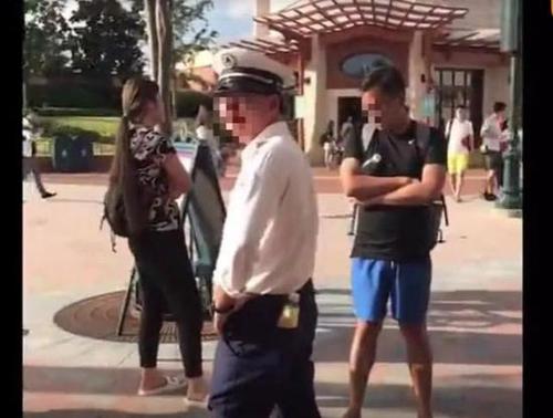 夫妻在迪士尼顺走别人童车:要放包 有孩子了不起啊