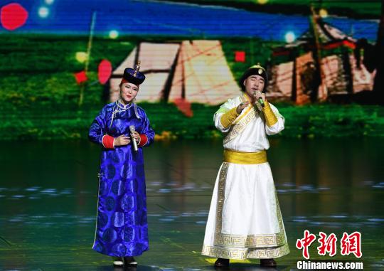 图为“大地飞歌·2018”晚会现场?！∮峋?摄