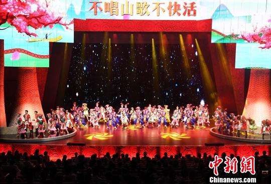 图为“大地飞歌·2018”晚会现场。　俞靖 摄